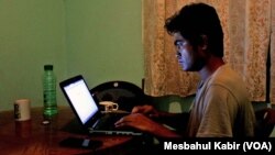 Bloggerr Ibrahim Khalil của Bangladesh đã phải ẩn náu từ năm 2013 khi những người Hồi giáo đưa ra danh sách 84 blogger "chống Hồi giáo" và kêu gọi hành quyết công khai. 