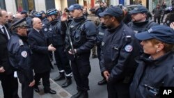 Bộ trưởng Nội vụ Pháp Bernard Cazeneuve gặp các cảnh sát khi đi thăm đường Rue des Rosiers, khu của người Do Thái ở Paris, 12/1/15