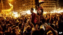 Người Ai Cập tụ tập phản đối phán quyết của tòa án, tại Quảng trường Tahrir ở Cairo, Thứ Sáu, 15/6/2