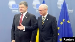 Chủ tịch Hội đồng Châu Âu Herman Van Rompuy chào đón Tổng thống Ukraine Petro Poroshenko đến Trụ sở Liên hiệp Châu Âu tại Brussels, ngày 30/8/2014.