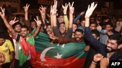 لاہور میں پاکستان تحریکِ انصاف کے حامی اپنی جماعت کی کامیابی کا جشن منا رہے ہیں۔