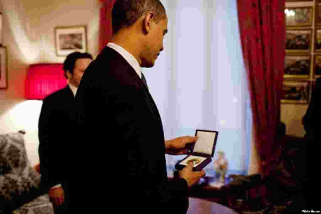 Tổng thống Obama cầm hu&acirc;n chương giải Nobel H&ograve;a B&igrave;nh tại Viện Nobel ở Oslo, Na Uy, ng&agrave;y 10/12/2009.