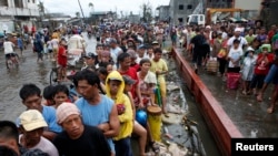 Nạn nhân bão Haiyan xếp hàng chờ lãnh gạo tại thành phố Tacloban, miền trung Philippines, ngày 12/11/2013.