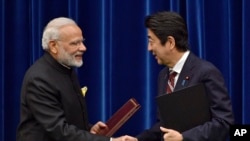 Thủ tướng Nhật Bản Shinzo Abe và người đồng nhiệm Ấn Độ Narendra Modi đã ký thỏa thuận hạt nhân dân sự.