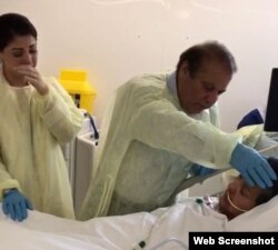 نواز شریف اور مریم نواز پاکستان واپسی سے قبل اسپتال میں کلثوم نواز سے مل رہے ہیں جو بہت دنوں سے بے ہوشی کی حالت میں ہیں۔