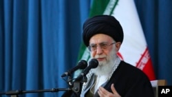 Lãnh tụ tối cao Ayatollah Ali Khamenei phát biểu trước một đám đông tại thành phố Mashhad ở bắc Iran, trong một bức hình được website văn phòng của ông ta công bố vào ngày 20 tháng 3, 2016.