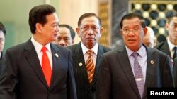 Trong chuyến viếng thăm này, ông Hun Sen sẽ cùng với Thủ tướng Việt Nam Nguyễn Tấn Dũng tham dự lễ ký kết 8 hiệp định, trong đó có hiệp định dẫn độ.