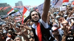 Người biểu tình Ai Cập tuần hành chung quanh Quảng trường Tahrir, Cairo, 15/7/2011