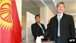 Cựu Thủ tướng Kyrgyzstan Almazbek Atambayev bỏ phiếu tại một trạm bỏ phiếu ở Thủ đô Bishkek, 30/10/2011