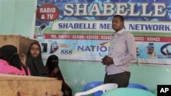 Ký giả tại đài truyền thanh Shabelle thảo luận về các vụ tấn công nhắm vào ký giả ở Somalia