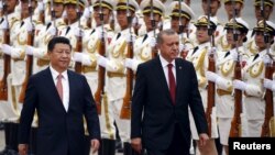 Tổng thống Thổ Nhĩ Kỳ Tayyip Erdogan và Chủ tịch Trung Quốc Tập Cận Bình duyệt hàng quân danh dự tại Đại Sảnh đường Nhân dân ở Bắc Kinh, ngày 29/7/2015.