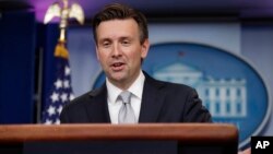 Phát ngôn viên Josh Earnest phát biểu trong buổi họp báo hàng ngày tại Tòa Bạch Ốc, ngày 29 tháng 11 năm 2016.