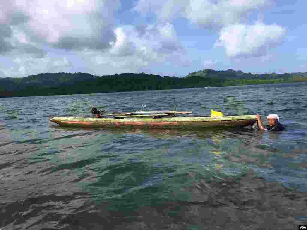 Một người phụ nữ lặn bắt cá, phía nam Pohnpei, Liên bang Micronesia, ngày 27 tháng 4, 2017. &nbsp;