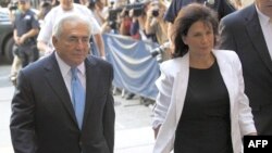 Cựu Tổng giám đốc IMF Dominique Strauss-Kahn và vợ bà Anne Sinclair đến tòa án ở New York hôm 1/7/11