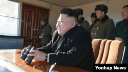 Lãnh đạo Triều Tiên Kim Jong Un theo dõi cuộc tập trận của một đơn vị thuộc sư đoàn bộ binh tại Bình Nhưỡng, ngày 7/1/2015.