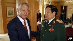 Bộ trưởng Quốc phòng Mỹ Chuck Hagel và Bộ trưởng Quốc phòng Việt Nam Phùng Quang Thanh trước cuộc gặp song phương ở Bandar Seri Begawan, Brunei, ngày 28 tháng 8, 2013.