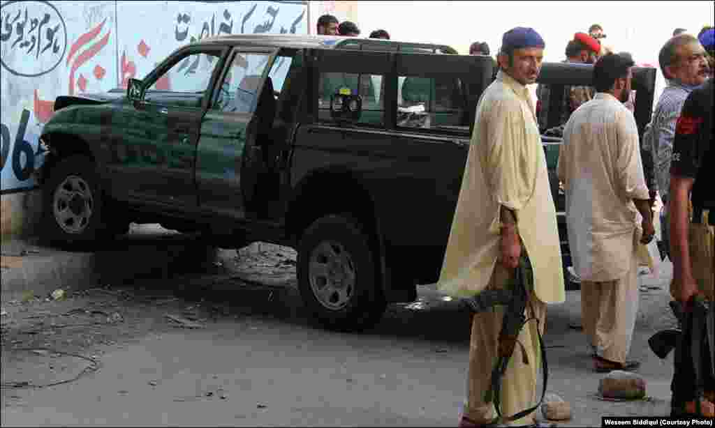 حملے کا نشانہ بننے والی گاڑی کا ایک اور منظر