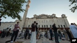 İstanbul Fatih Camii’nde bir kişi, imam Galip Usta ve cemaatten Bilal Erdem’e dün akşam bıçakla saldırdı. 