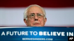 Thượng nghị sĩ Bernie Sanders tụt lại xa sau bà Clinton về số đại biểu, nhưng vẫn chưa chịu bỏ cuộc.