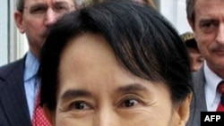 Bà Suu Kyi bị giam giữ dưới nhiều hình thức khoảng 14 năm cho tới khi diễn cuộc bầu cử tháng 11 năm ngoái