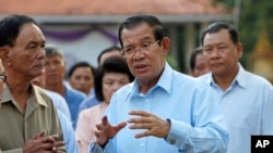 Tư liệu- Thủ Tướng Hun Sen, ở giữa, thuộc Đảng Nhân dân Campuchia (CPP) phát biểu sau khi bỏ phiếu trong cuộc bầu cử thượng viện ngày 25/2/2018.