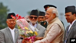 Thủ tướng Ấn Độ Narendra Modi nhận hoa từ Thủ tướng Nepal Sushil Koirala tại sân bay quốc tế Tribhuwan ở Katmandu, ngày 3/8/2014.