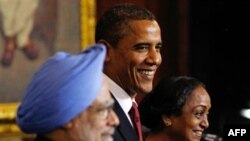 Từ trái: Thủ tướng Ấn Độ Manmohan Singh, Tổng thống Mỹ Barack Obama, và Chủ Tịch Hạ viện Quốc hội Ấn Độ Meira Kumar tại Tòa nhà Quốc hội ở New Delhi, 8/11/2010