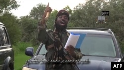 Hình ảnh chụp lại từ video do AFP có được cho thấy thủ lĩnh nhóm Hồi giáo cực đoan Nigeria Boko Haram, Abubakar Shekau, đang phát biểu tại một địa điểm không được tiết lộ. Ảnh: AFP PHOTO/BOKO HARAM