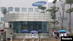 Công nhân đi làm tại nhà máy Samsung ở Thái Nguyên, 10/2016