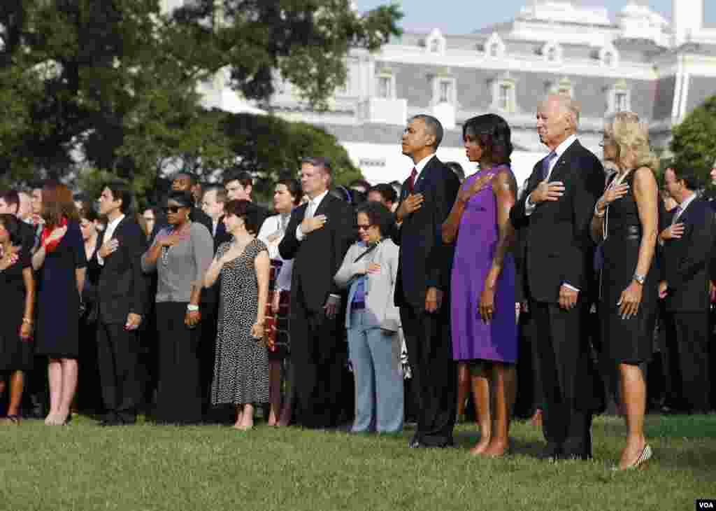 Tổng thống Obama, Ðệ nhất phu nhân Michelle, Phó Tổng thống Joe Biden, và phu nhân Jill Biden cử hành phút mặc niệm tại Tòa Bạch Ốc, ngày 11/9/2013.