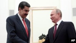 Tổng thống Venezuela Nicolas Maduro bắt tay với Tổng thống Nga Vladimir Putin tại Điện Kremlin hôm 25/9/2019.