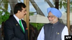 Thủ tướng Pakistan Yusuf Raza Gilani (trái) và Thủ tướng Ấn Độ Manmohan Singh tại Hội nghị thượng đỉnh SAARC ở Addu, 10/11/2011