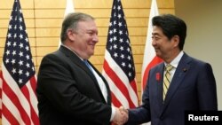 Ngoại trưởng Mỹ Mike Pompeo (trái) và Thủ tướng Nhật Bản Shinzo Abe trước cuộc họp tại văn phòng của ông Abe ở Tokyo, Nhật Bản, ngày 6 tháng 10 năm 2018. 