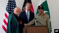 Ngoại trưởng Hoa Kỳ John Kerry đã gặp Tổng thống Afghanistan Hamid Karzai và Tổng Tư lệnh Quân đội Pakistan, Tướng Ashfaq Kayani tại Brussels, ngày 24/4/2013.