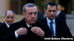 Thủ tướng Thổ Nhĩ Kỳ Tayyip Erdogan cảnh cáo các đối thủ là ông sẽ 'bẻ tay họ'.