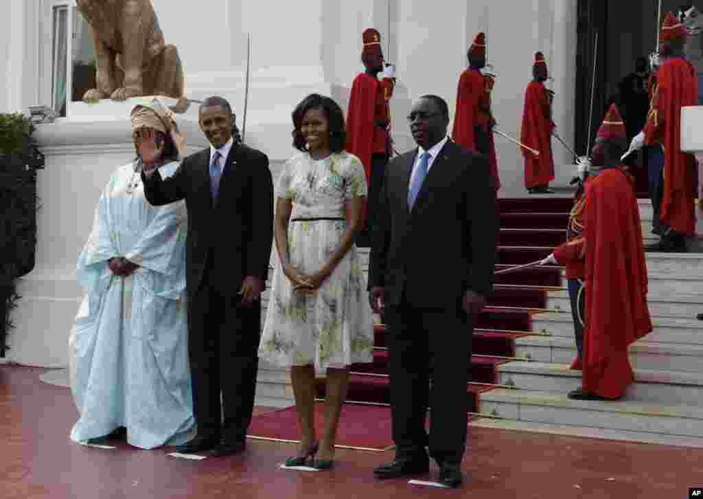 Tổng thống Barack Obama và Ðệ nhất Phu nhân Michelle Obama chụp ảnh lưu niệm cùng Tổng thống Senegal Macky Sall và vợ Mariame Faye Sall tại dinh tổng thống ở Dakar, Senegal, ngày 27 tháng 6, 2013.