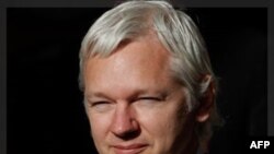 Nhà sáng lập WikiLeaks Julian Assange rời tòa án ở London hôm 2/11/11