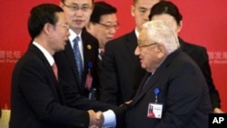 Ông Henry Kissinger bắt tay với Phó Thủ tướng Trung Quốc Trương Cao Lệ tại Diễn đàn Phát triển Trung Quốc ở Bắc Kinh hồi tháng Ba năm ngoái.