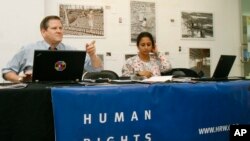 Tư liệu- Phil Robertson, trái, Phó Giám đốc Human Rights Watch đặc trách Châu Á, tại một cuộc họp báo ở Phnom Penh, Cambodia vào tháng Ba 2015.