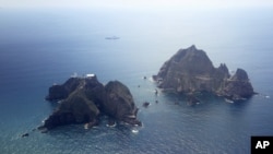 Nhóm đảo đang trong vòng tranh chấp mà Nam Triều Tiên gọi là Dokdo và Nhật Bản gọi là Takeshima