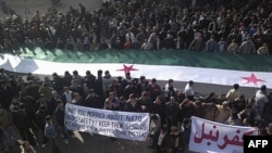 Người biểu tình phản đối Tổng thống Bashar al-Assad ở Kafranbel, gần Adlb, 31/12/2011.