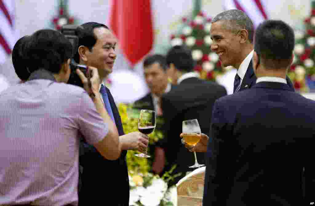 Tổng thống Mỹ Barack Obama và Chủ tịch nước Việt Nam Trần Đại Quang trong buổi tiệc trưa tại Trung tâm hội nghị quốc tế ở Hà Nội, ngày 23/5/2016.