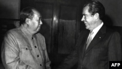 Lãnh đạo Trung Quốc Mao Trạch Đông bắt tay với Tổng thống Hoa Kỳ Richard Nixon sau cuộc họp tại Bắc Kinh, ngày 22 Tháng Hai 1972