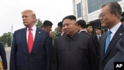 Tổng thống Mỹ Donald Trump, Chủ tịch Kim Jong Un, và Tổng thống Hàn Quốc Moon Jae-in, 30/06/2019.