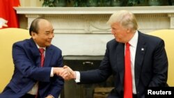 Thủ tướng Nguyễn Xuân Phúc (trái) gặp Tổng thống Donald Trump tại Nhà Trắng ở Washington hôm 31/5. Theo chuyên gia về Việt Nam Carl Thayer, "Tổng thống Trump sẽ muốn Việt Nam sử dụng ảnh hưởng của mình trong khối ASEAN để tạo ra một mặt trận ngoại giao đoàn kết mạnh hơn chông lại Bắc Triều Tiên."