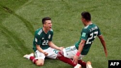 Tiền vệ ngôi sao Hirving Lozano ăn mừng bàn thắng.