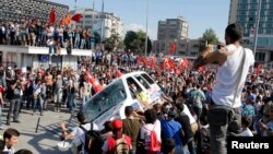 Người Thổ Nhĩ Kỳ biểu tình chống chính phủ tại Quảng trường Taksim ở trung tâm Istanbul, 1/6/2013