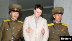 Otto Warmbier (giữa) được đưa ra tòa ở Bình Nhưỡng, Triều Tiên, trong bức ảnh do Kyodo đăng tải hôm 16/3/2016. Bố mẹ của sinh viên Đại học Virginia đổ tội cho chế độ của Kim Jong Un về cái chết của con trai họ.