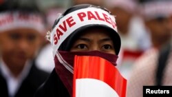 Một phụ nữ đeo khẩu hiệu 'Cứu Palestine' trong một cuộc biểu tình