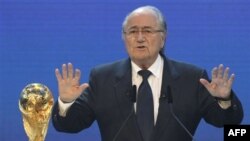 Chủ tịch FIFA Sepp Blatter loan báo tổ chức này sẽ duyệt xét có nên áp dụng lại 'bàn thắng vàng' cho World Cup 2014 hay không